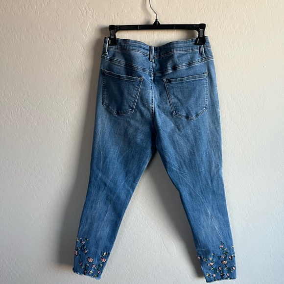 Chelsea and Theodore Women’s Floral Embroidered Distressed Jeans Size 8 Boho - Picture 6 of 6